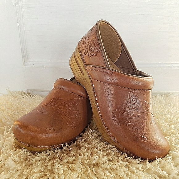 Dansko Shoes - 🌟SEE NEW LISTING🌟HP!🌾Limited Edition☆Dansko Honey Clogs☆Floral Embossed☆EU39-